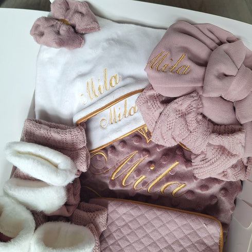 COFFRET QUEEN Coffret bébé Personnalisé  – 2 Ensembles + Couverture & 2 Doudous + protège carnet – Quantité Limitée
